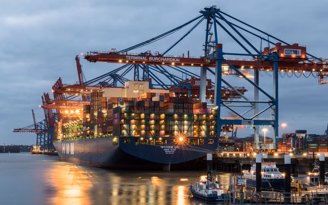 Loading container onto ship